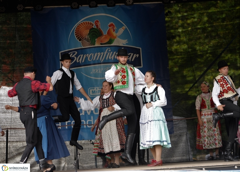 A Szabolcs Néptáncegyüttes is fellépett a Sárkányhajó Fesztivál programjában