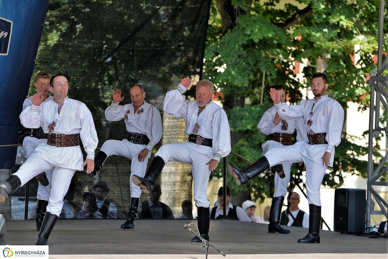 A Szabolcs Néptáncegyüttes is fellépett a Sárkányhajó Fesztivál programjában