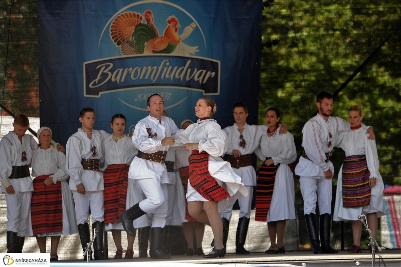 A Szabolcs Néptáncegyüttes is fellépett a Sárkányhajó Fesztivál programjában