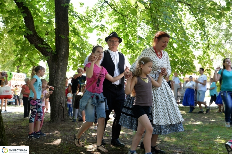 A Szabolcs Néptáncegyüttes is fellépett a Sárkányhajó Fesztivál programjában