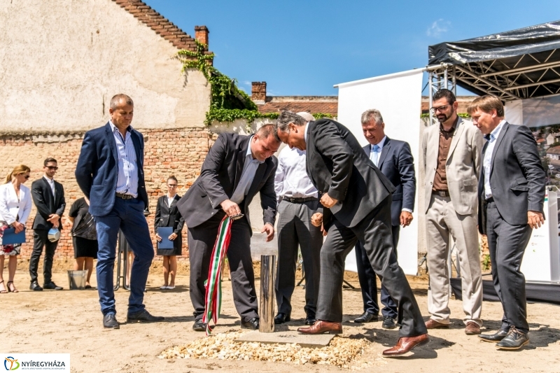 Mező utcai csomópont alapkövének letétele