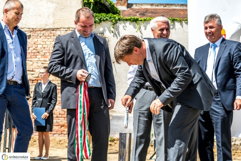 Mező utcai csomópont alapkövének letétele