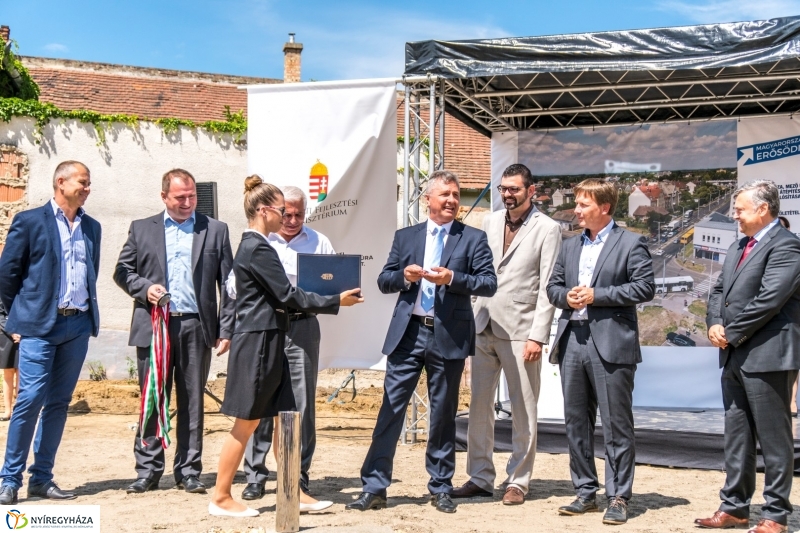 Mező utcai csomópont alapkövének letétele