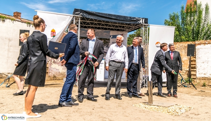 Mező utcai csomópont alapkövének letétele