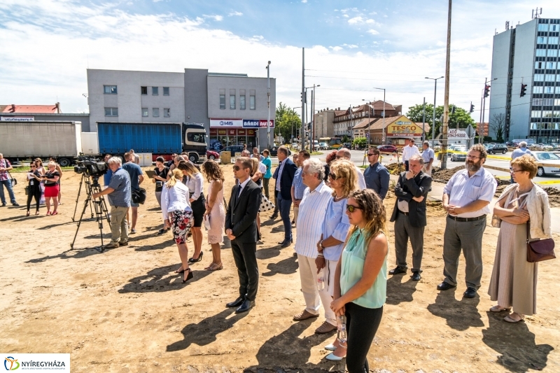 Mező utcai csomópont alapkövének letétele