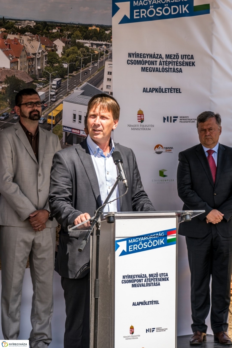 Mező utcai csomópont alapkövének letétele