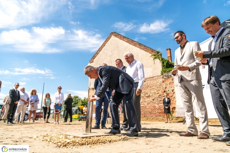 Mező utcai csomópont alapkövének letétele