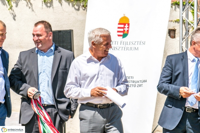 Mező utcai csomópont alapkövének letétele