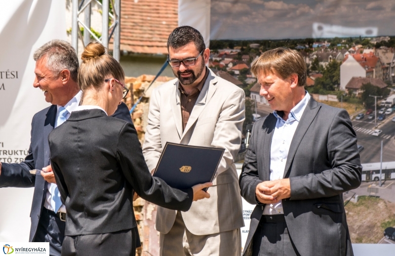 Mező utcai csomópont alapkövének letétele