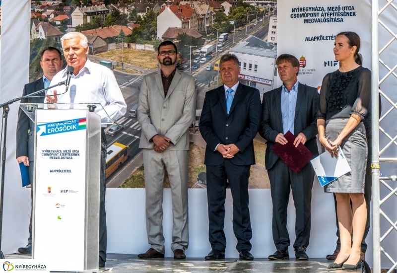 Mező utcai csomópont alapkövének letétele