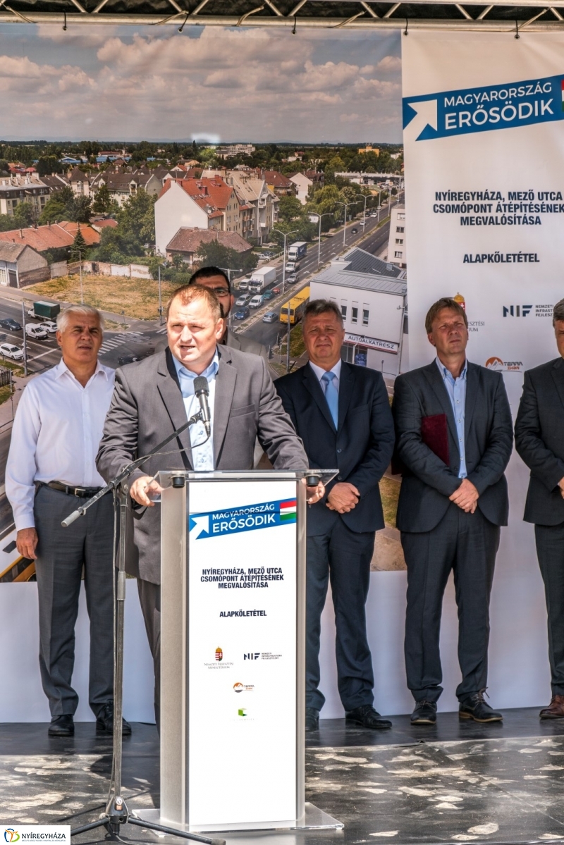 Mező utcai csomópont alapkövének letétele