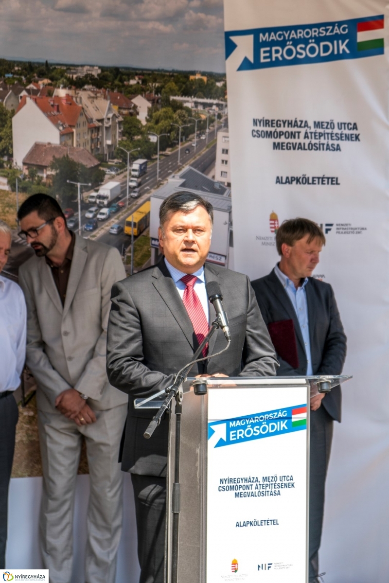 Mező utcai csomópont alapkövének letétele