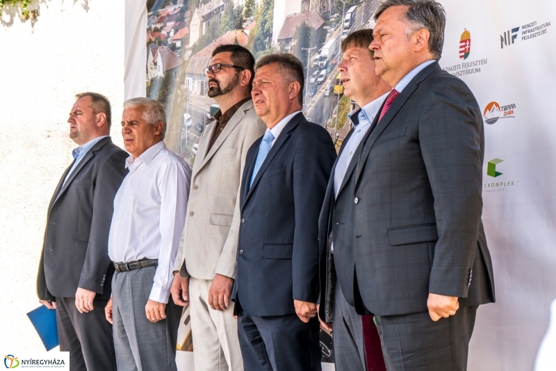 Mező utcai csomópont alapkövének letétele