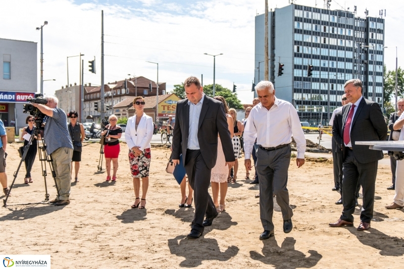 Mező utcai csomópont alapkövének letétele