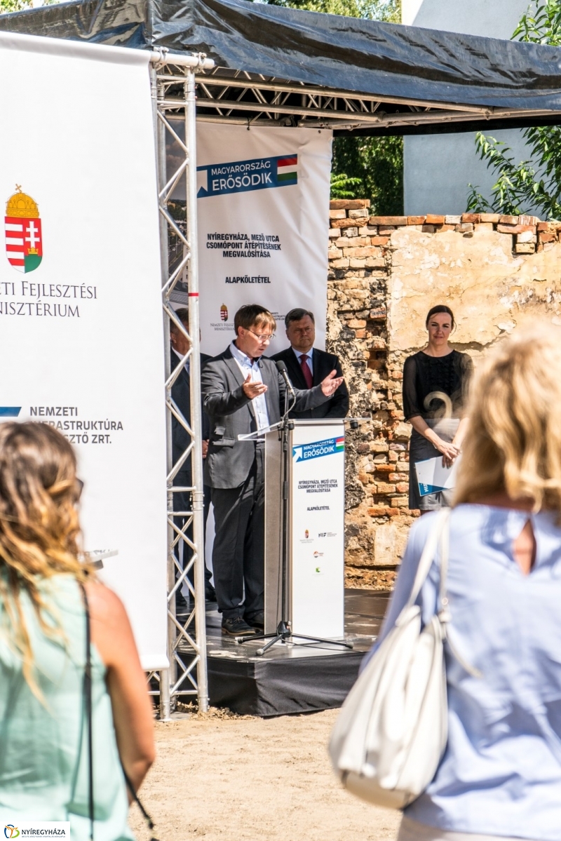 Mező utcai csomópont alapkövének letétele