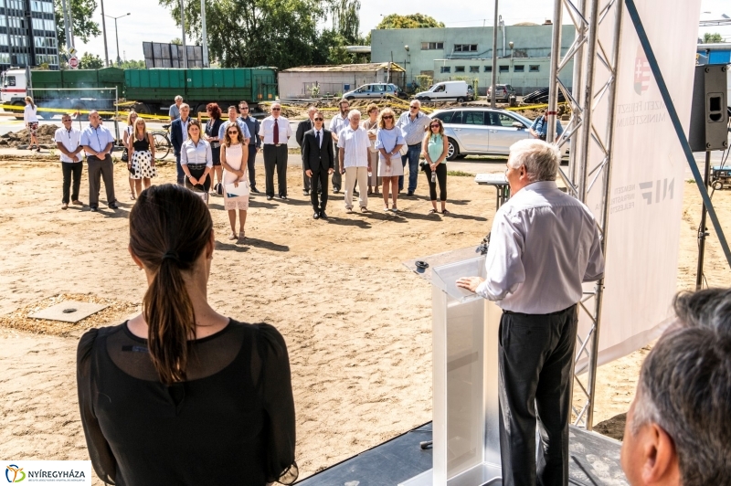 Mező utcai csomópont alapkövének letétele