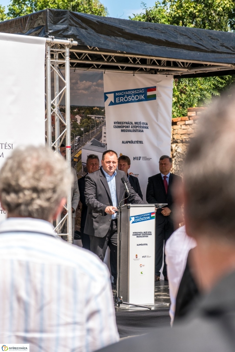 Mező utcai csomópont alapkövének letétele