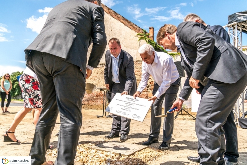 Mező utcai csomópont alapkövének letétele