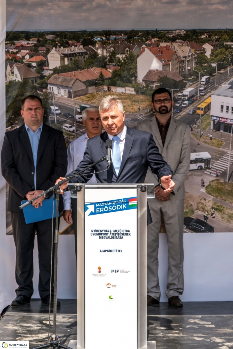 Mező utcai csomópont alapkövének letétele