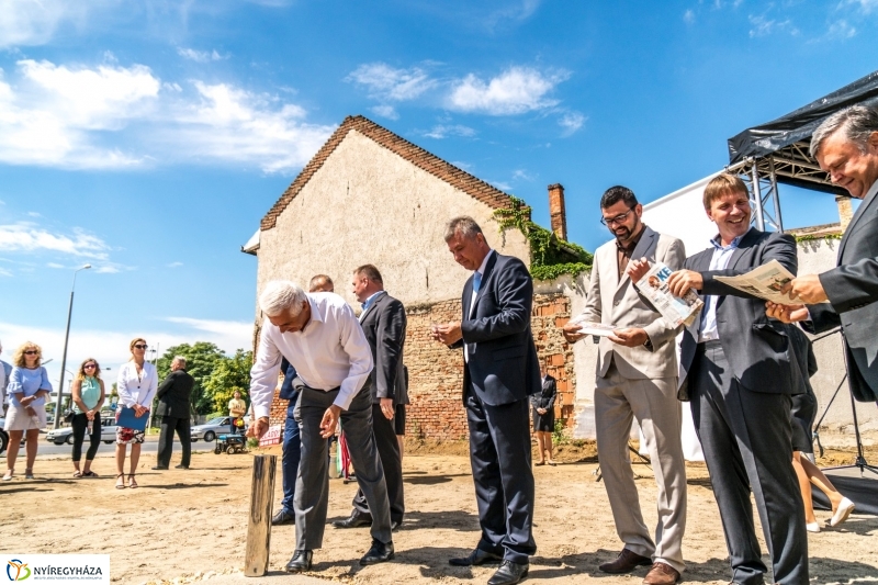 Mező utcai csomópont alapkövének letétele