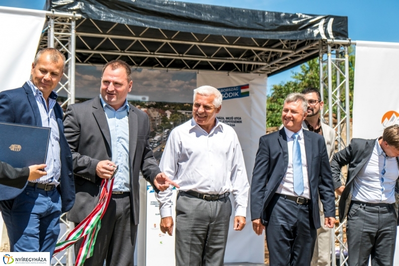 Mező utcai csomópont alapkövének letétele