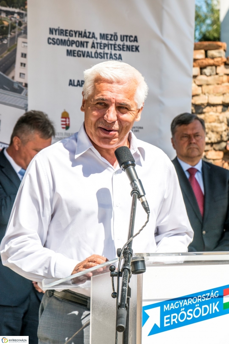 Mező utcai csomópont alapkövének letétele