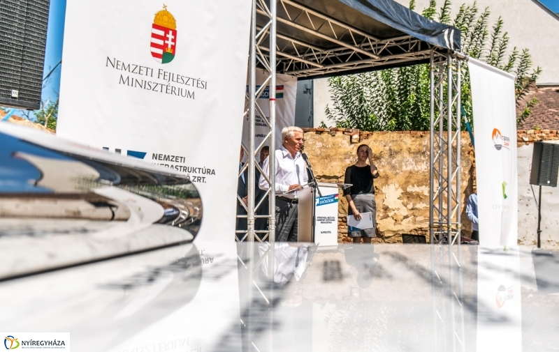 Mező utcai csomópont alapkövének letétele