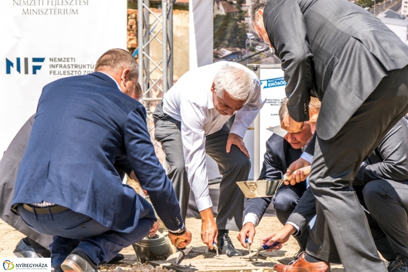 Mező utcai csomópont alapkövének letétele