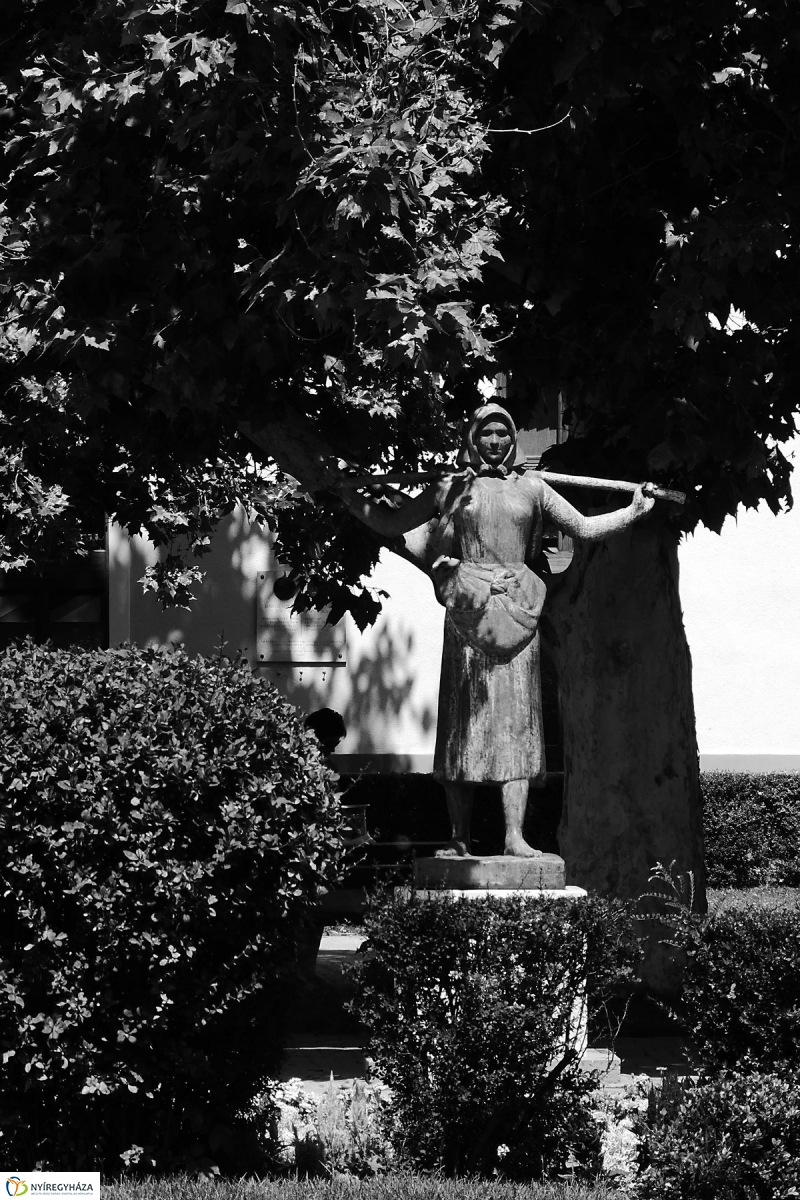 Nyíregyháza fekete-fehér köntösben 1 - fotó Szarka Lajos