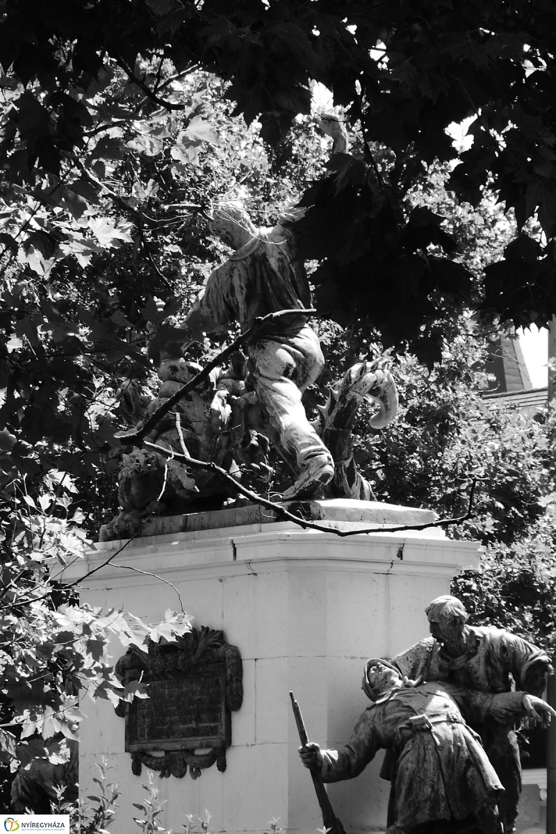 Nyíregyháza fekete-fehér köntösben 1 - fotó Szarka Lajos