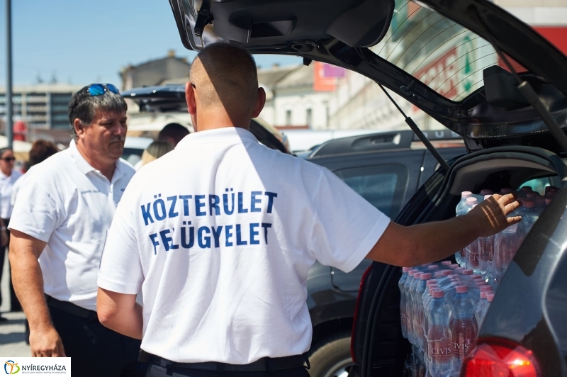 Hőségriadó-vízosztás - fotó Szarka Lajos