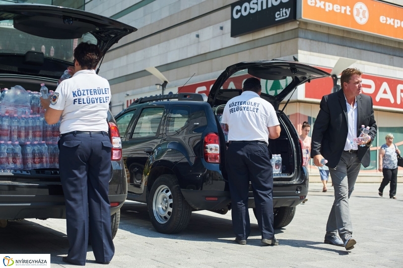 Hőségriadó-vízosztás - fotó Szarka Lajos