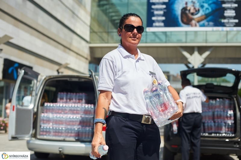 Hőségriadó-vízosztás - fotó Szarka Lajos