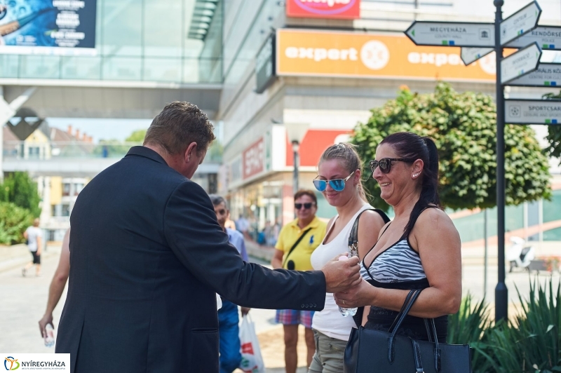 Hőségriadó-vízosztás - fotó Szarka Lajos