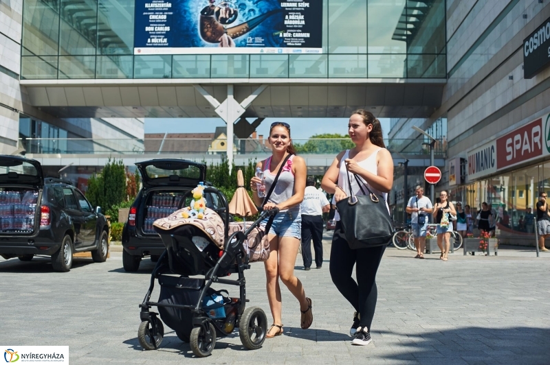 Hőségriadó-vízosztás - fotó Szarka Lajos