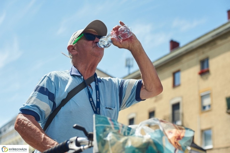 Hőségriadó-vízosztás - fotó Szarka Lajos