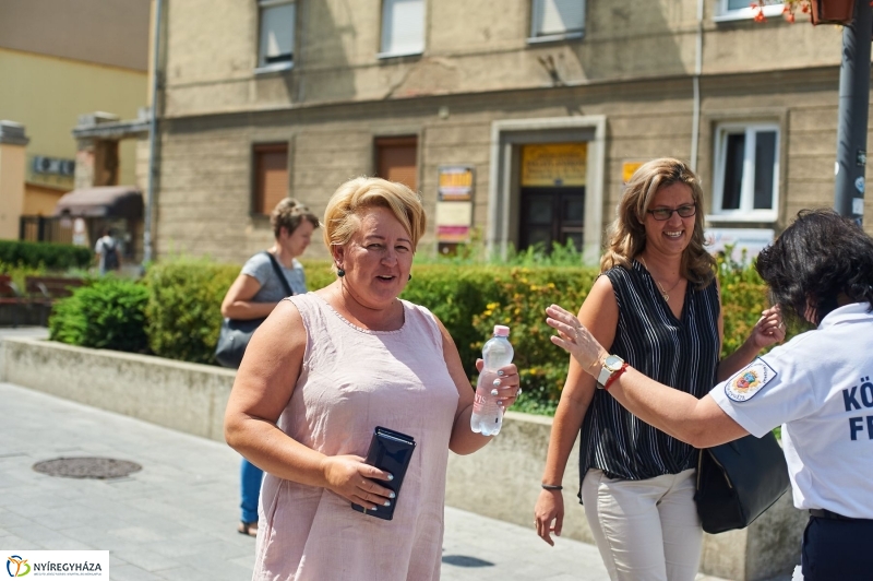 Hőségriadó-vízosztás - fotó Szarka Lajos