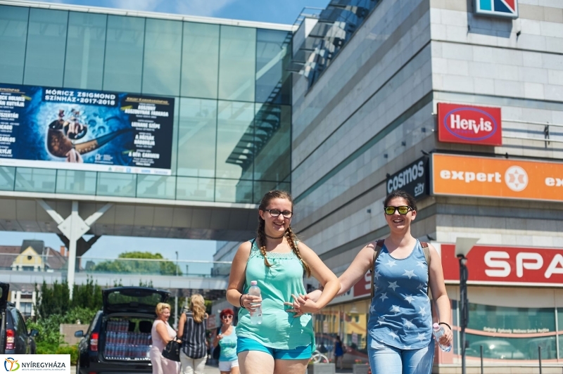 Hőségriadó-vízosztás - fotó Szarka Lajos