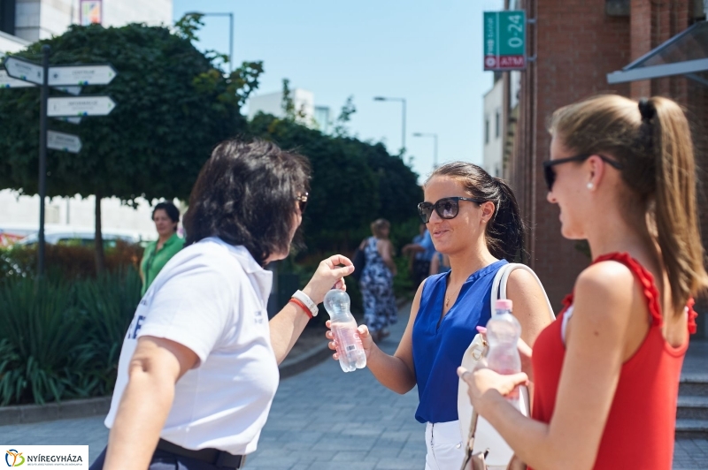 Hőségriadó-vízosztás - fotó Szarka Lajos
