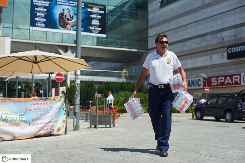 Hőségriadó-vízosztás - fotó Szarka Lajos