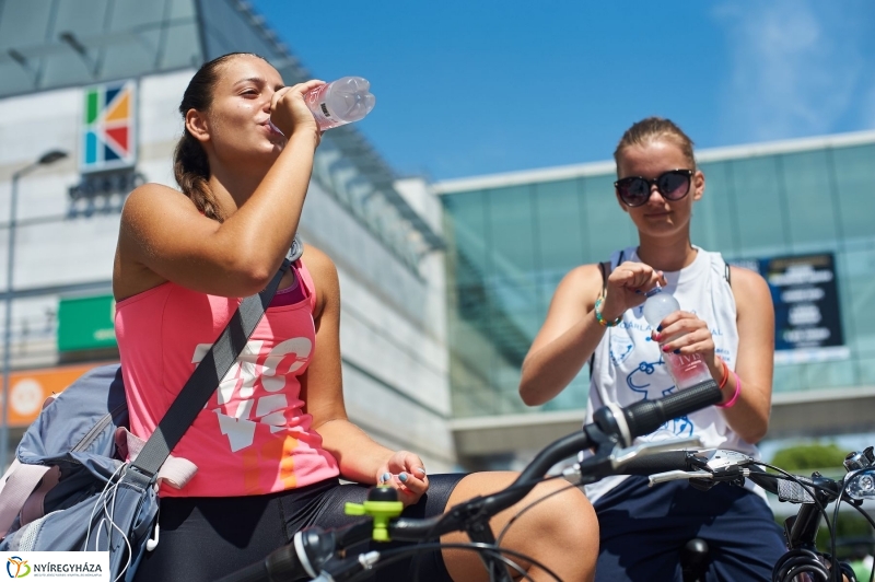 Hőségriadó-vízosztás - fotó Szarka Lajos