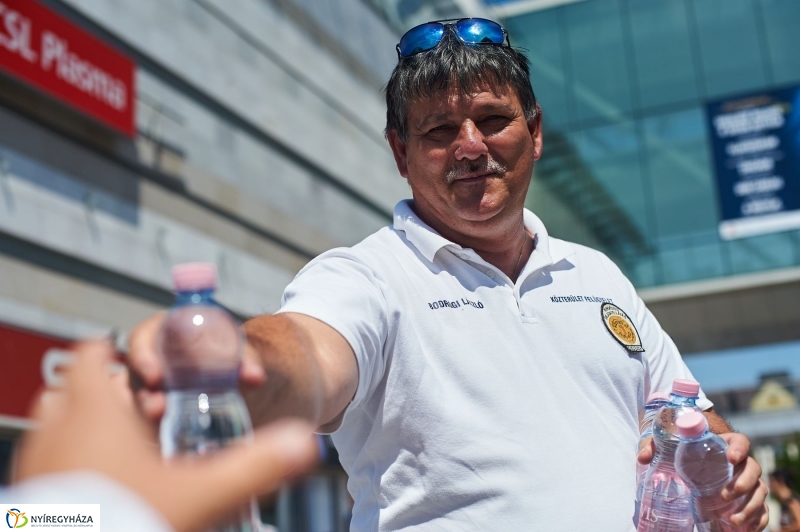 Hőségriadó-vízosztás - fotó Szarka Lajos