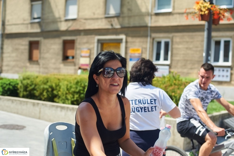 Hőségriadó-vízosztás - fotó Szarka Lajos