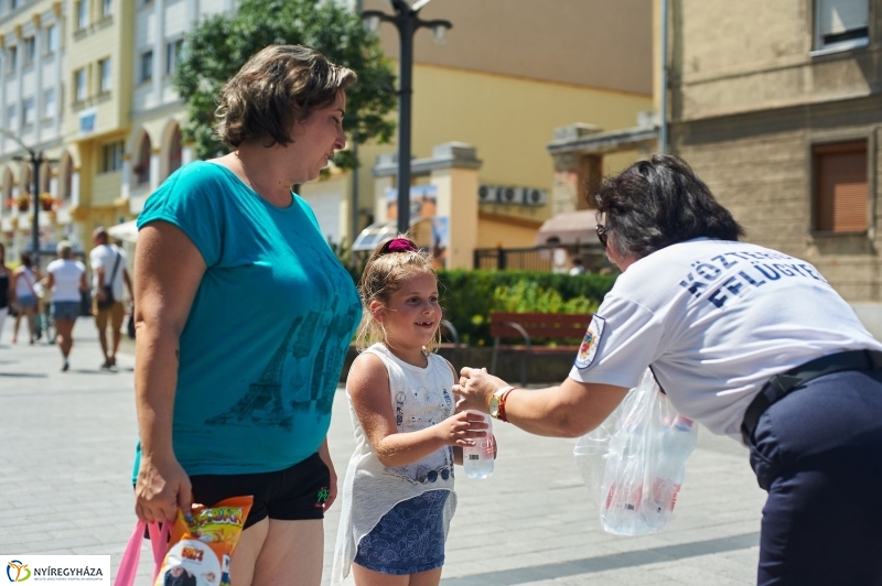 Hőségriadó-vízosztás - fotó Szarka Lajos