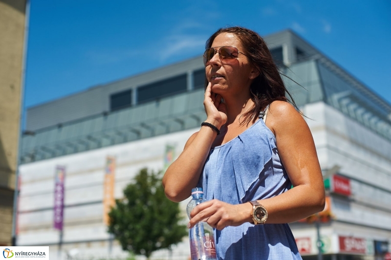 Hőségriadó-vízosztás - fotó Szarka Lajos