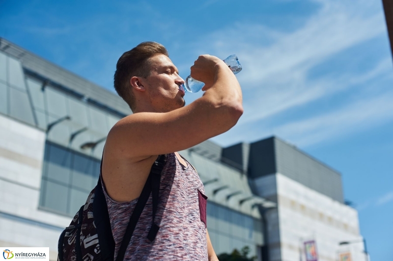 Hőségriadó-vízosztás - fotó Szarka Lajos