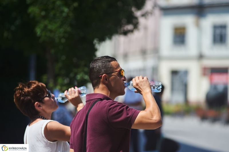 Hőségriadó-vízosztás - fotó Szarka Lajos