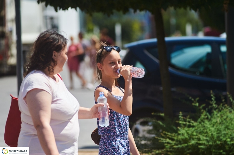 Hőségriadó-vízosztás - fotó Szarka Lajos
