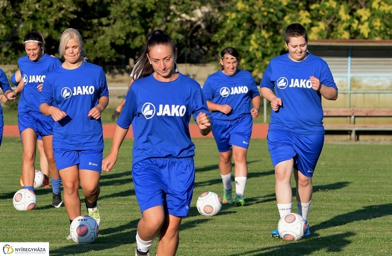 A női focicsapat edzése