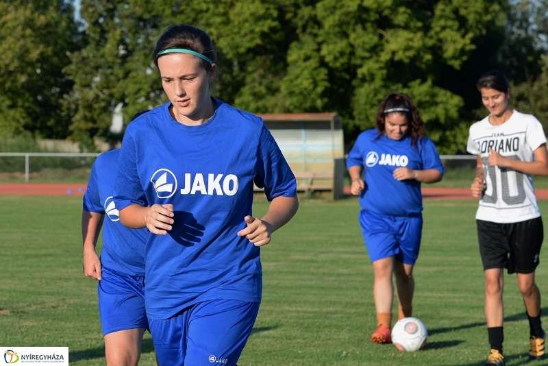 A női focicsapat edzése